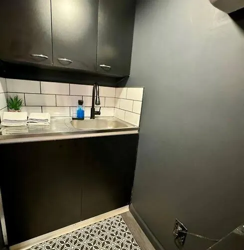 New Tiny Uptown Apartament *